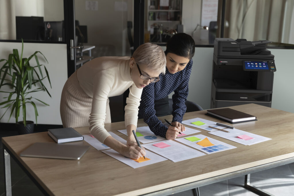 Equipo informático de última generación en una oficina moderna en Santander, Cantabria.